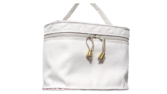 凹凸感ある白のカーテン地のバニティーバッグ